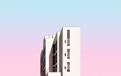 白色和粉色混凝土建筑